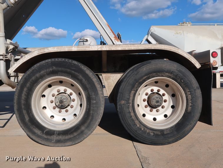 image for item DG7005 1998 Fruehauf HAB-T2-J1000X pneumatic dry bulk trailer