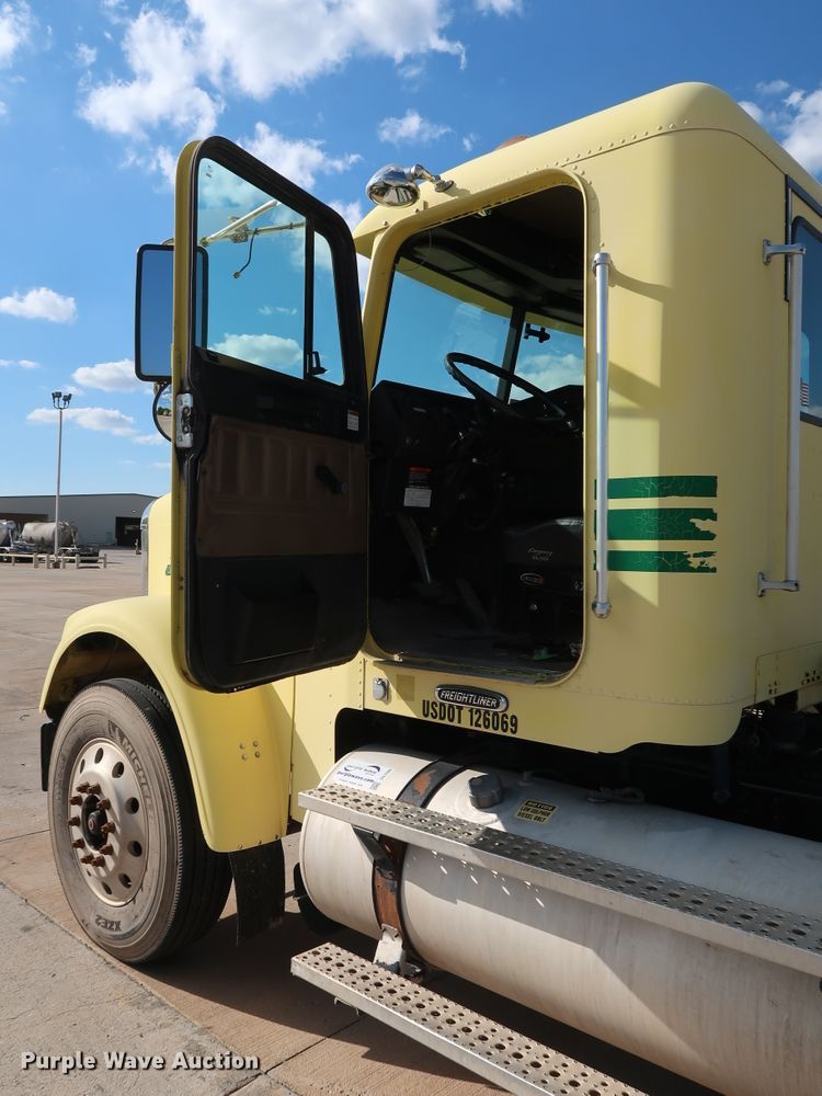 image for item DG7006 2009 Freightliner FLD semi truck