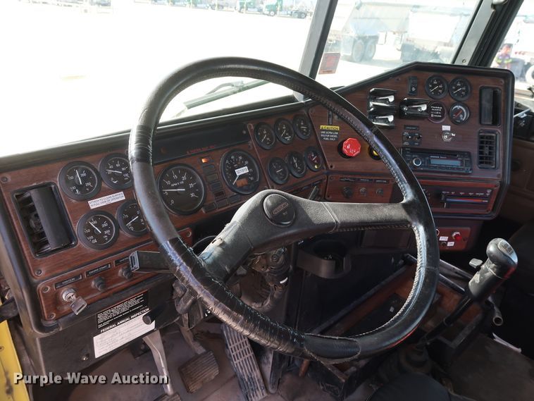 image for item DG7006 2009 Freightliner FLD semi truck