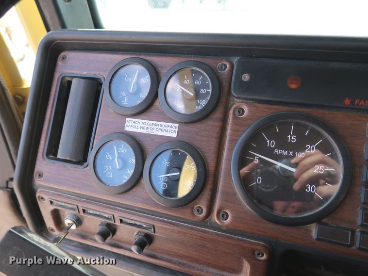 image for item DG7006 2009 Freightliner FLD semi truck