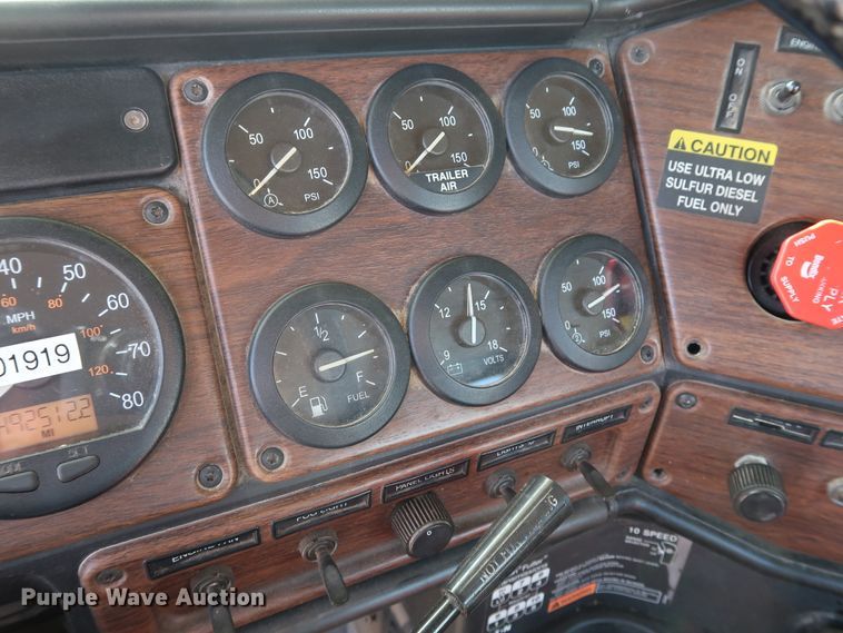 image for item DG7006 2009 Freightliner FLD semi truck