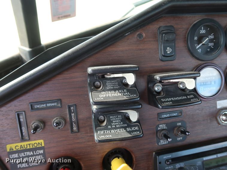 image for item DG7006 2009 Freightliner FLD semi truck