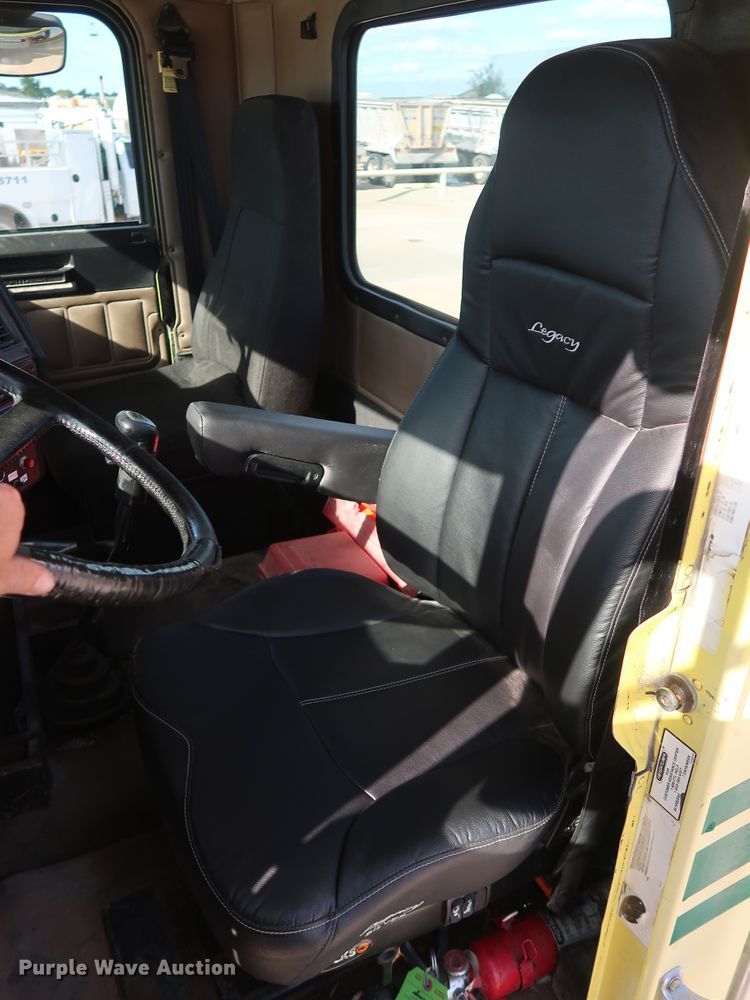 image for item DG7006 2009 Freightliner FLD semi truck