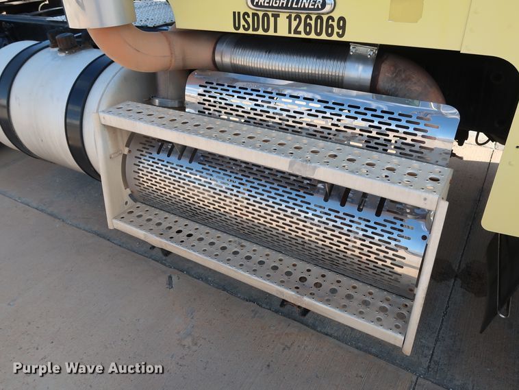 image for item DG7006 2009 Freightliner FLD semi truck