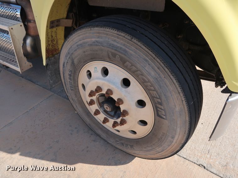 image for item DG7006 2009 Freightliner FLD semi truck