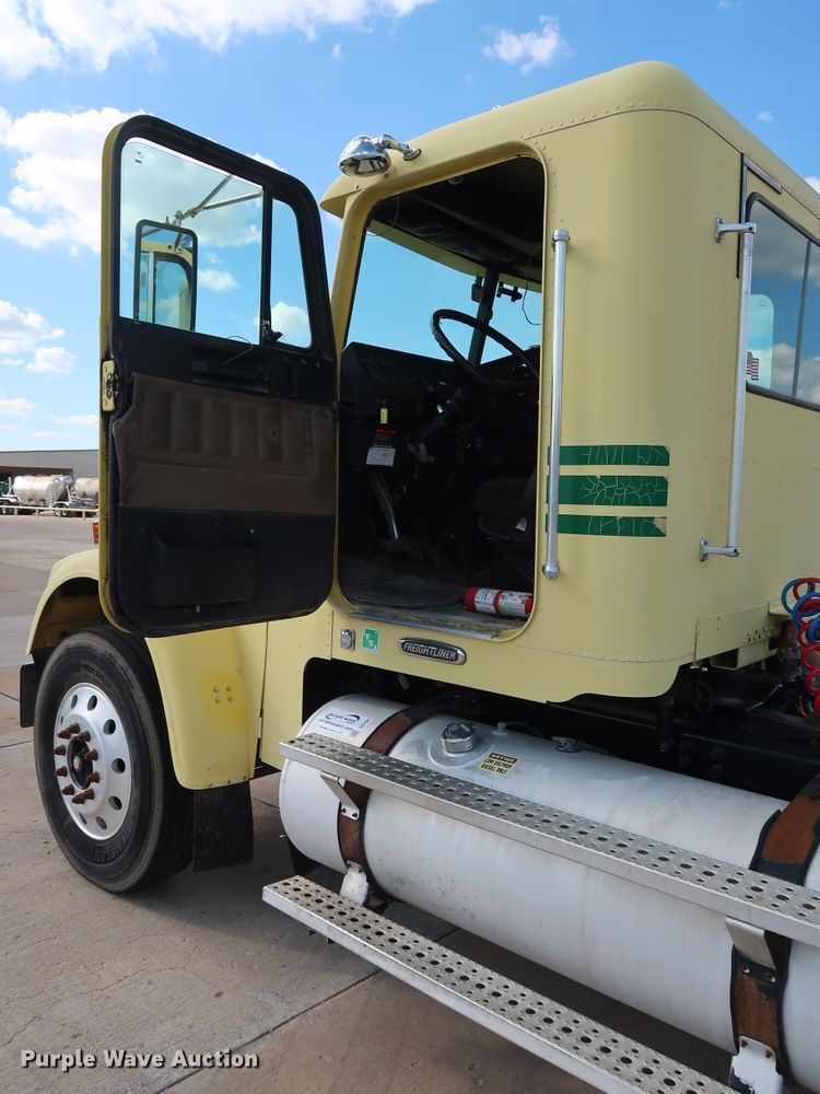 image for item DG7007 2008 Freightliner FLD semi truck