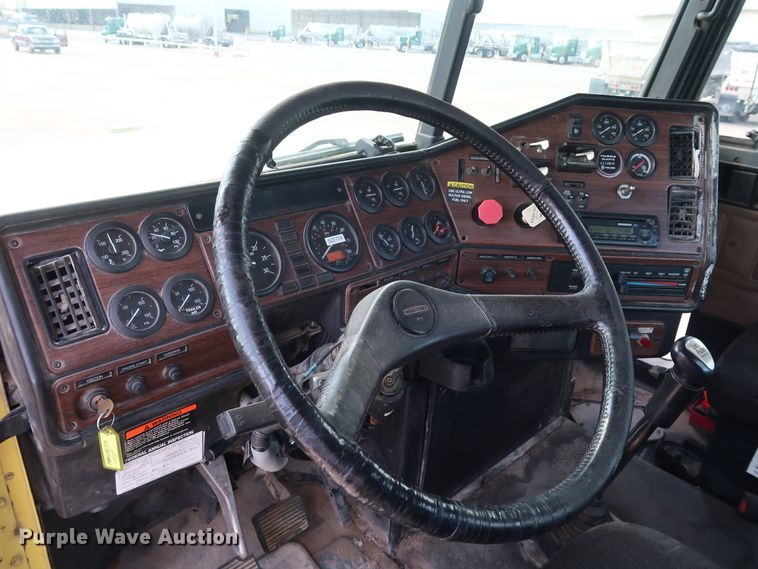 image for item DG7007 2008 Freightliner FLD semi truck