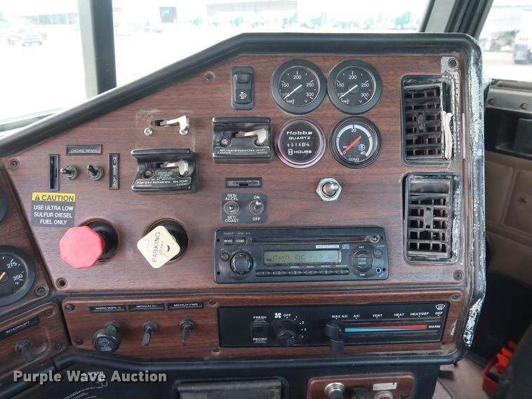 image for item DG7007 2008 Freightliner FLD semi truck