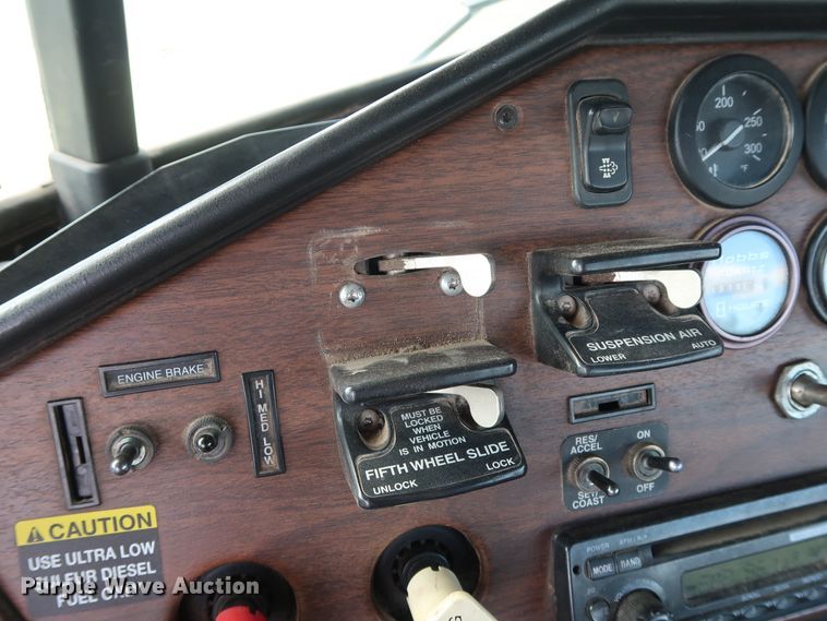 image for item DG7007 2008 Freightliner FLD semi truck