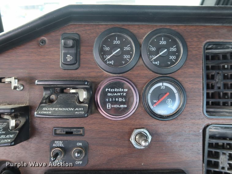 image for item DG7007 2008 Freightliner FLD semi truck