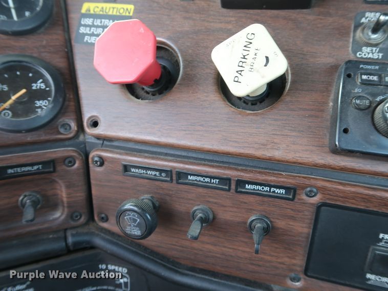 image for item DG7007 2008 Freightliner FLD semi truck