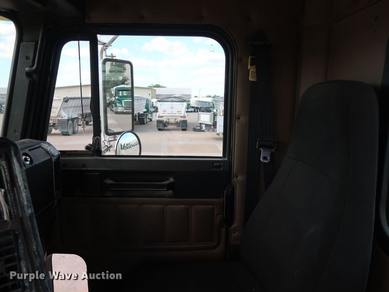 image for item DG7007 2008 Freightliner FLD semi truck