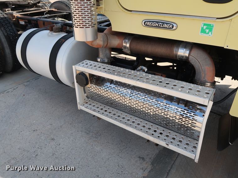 image for item DG7007 2008 Freightliner FLD semi truck