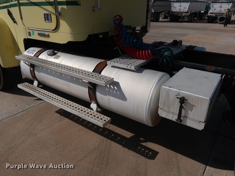 image for item DG7007 2008 Freightliner FLD semi truck