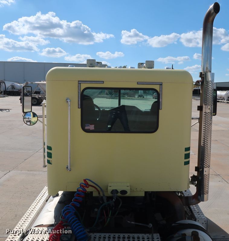 image for item DG7007 2008 Freightliner FLD semi truck