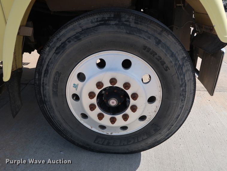 image for item DG7007 2008 Freightliner FLD semi truck