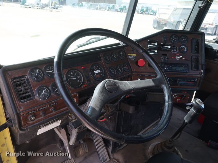 image for item DG7008 2008 Freightliner FLD semi truck