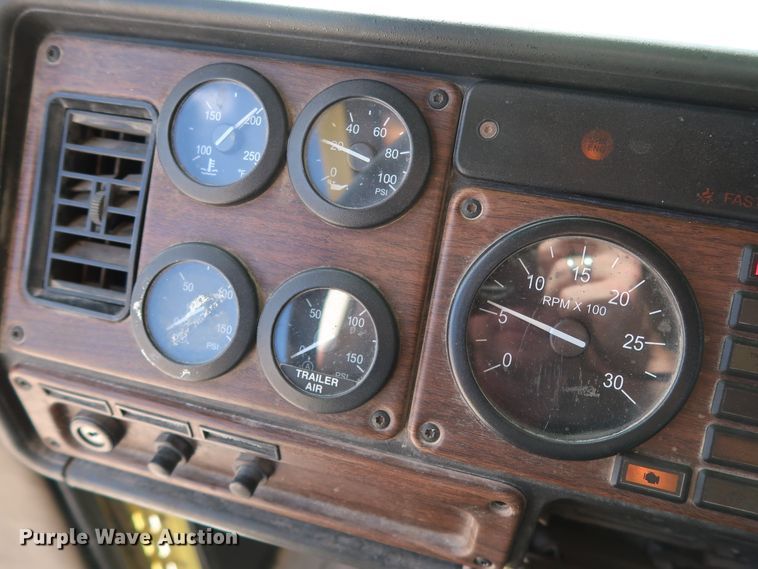 image for item DG7008 2008 Freightliner FLD semi truck