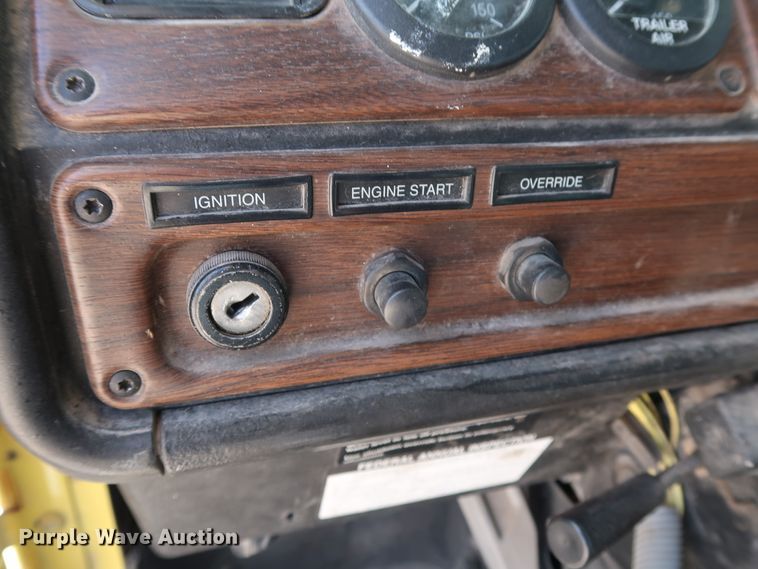 image for item DG7008 2008 Freightliner FLD semi truck