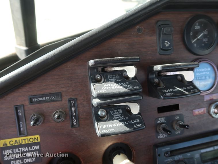 image for item DG7008 2008 Freightliner FLD semi truck