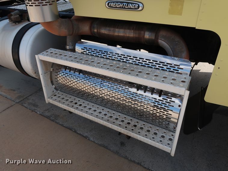 image for item DG7008 2008 Freightliner FLD semi truck