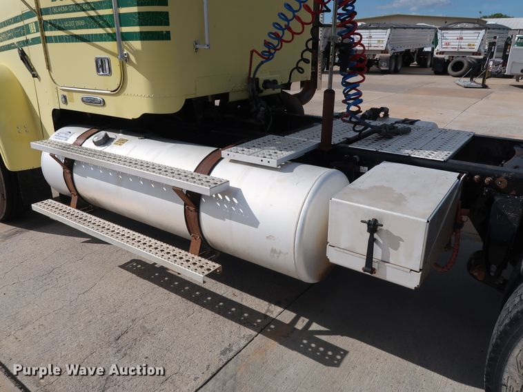 image for item DG7008 2008 Freightliner FLD semi truck