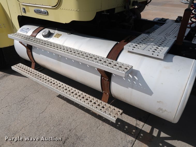 image for item DG7008 2008 Freightliner FLD semi truck