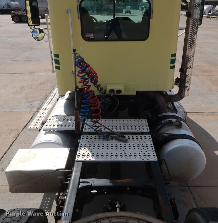 image for item DG7008 2008 Freightliner FLD semi truck