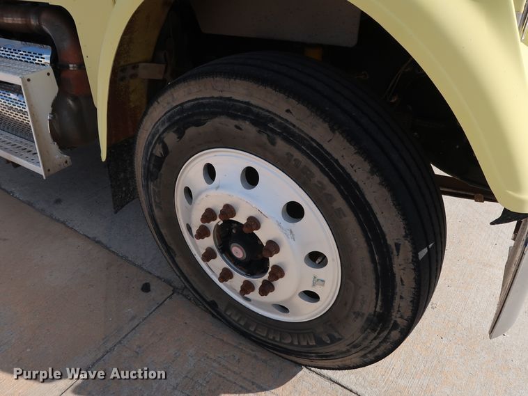 image for item DG7008 2008 Freightliner FLD semi truck