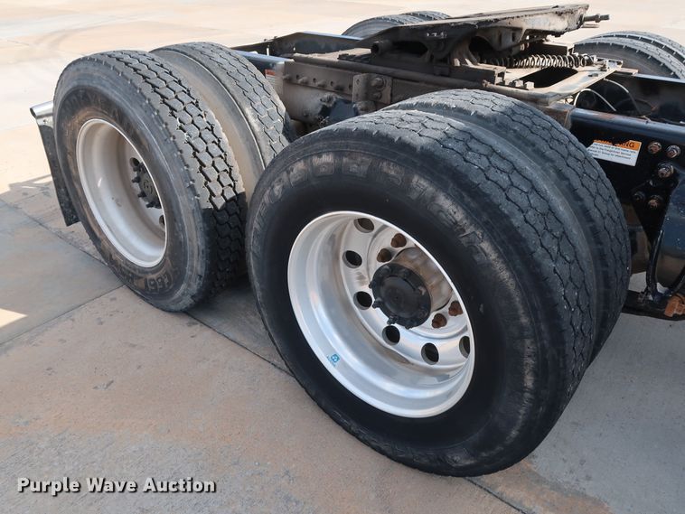 image for item DG7008 2008 Freightliner FLD semi truck