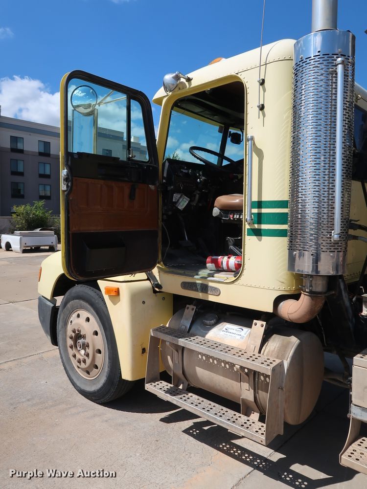 image for item DG7009 1996 Freightliner FLD semi truck