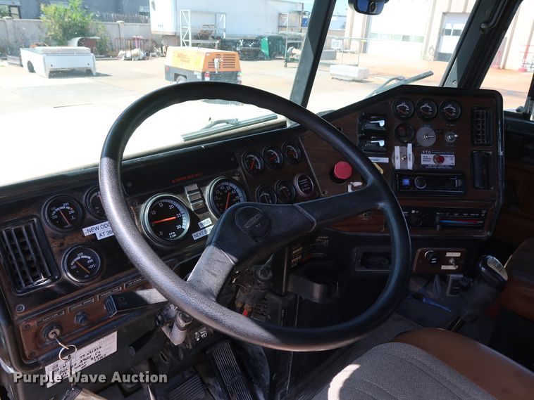 image for item DG7009 1996 Freightliner FLD semi truck