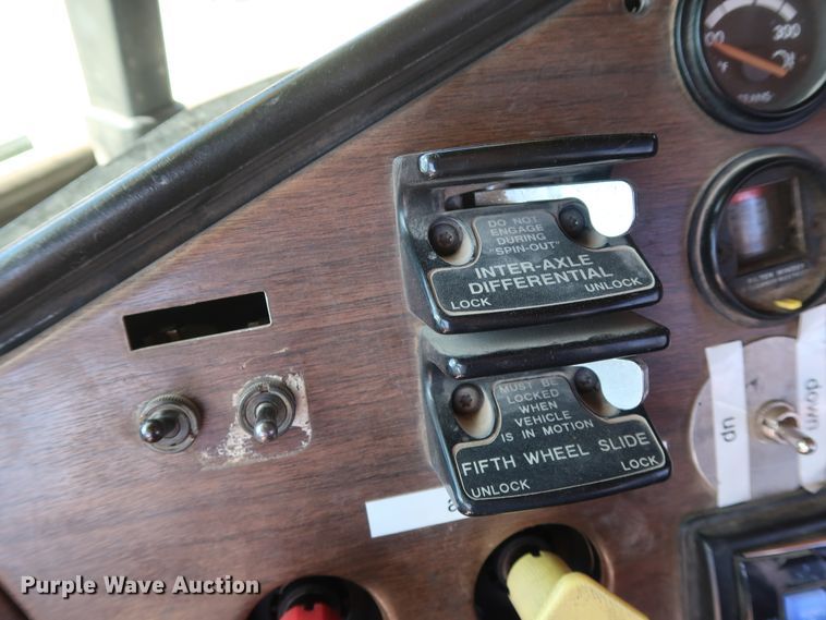 image for item DG7009 1996 Freightliner FLD semi truck