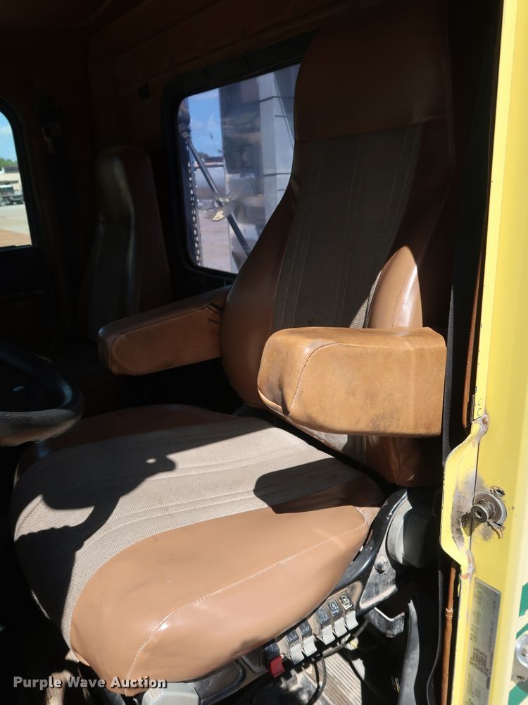 image for item DG7009 1996 Freightliner FLD semi truck