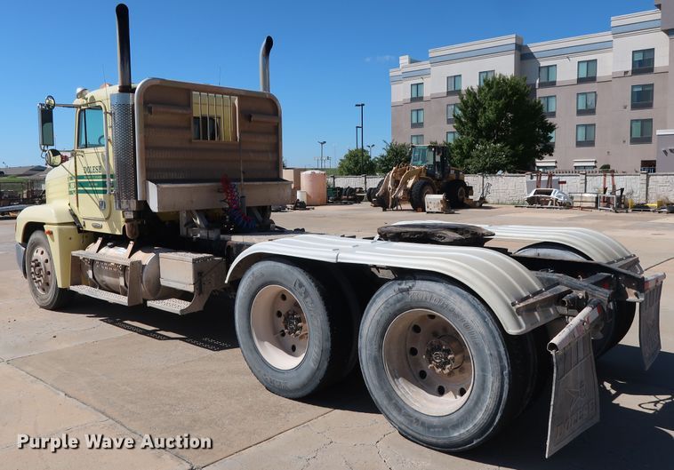 image for item DG7010 2002 Freightliner FLD semi truck