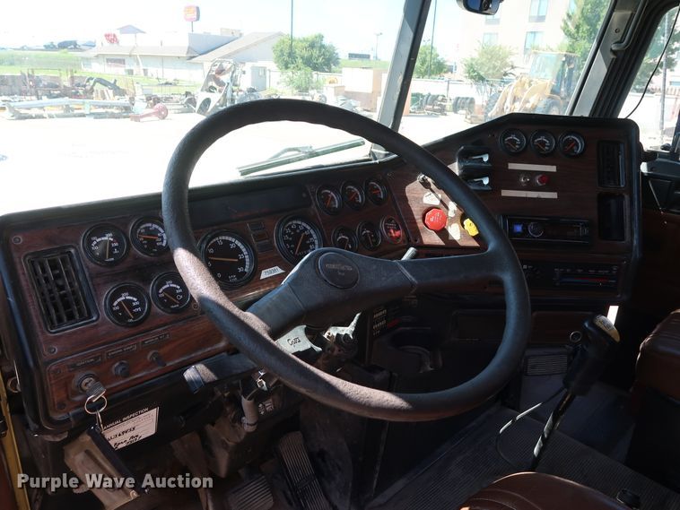 image for item DG7010 2002 Freightliner FLD semi truck