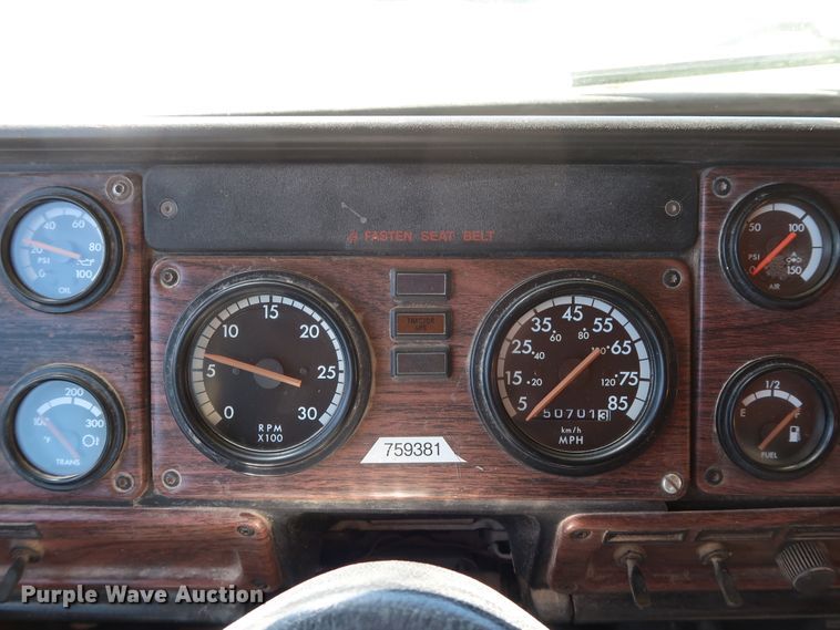 image for item DG7010 2002 Freightliner FLD semi truck