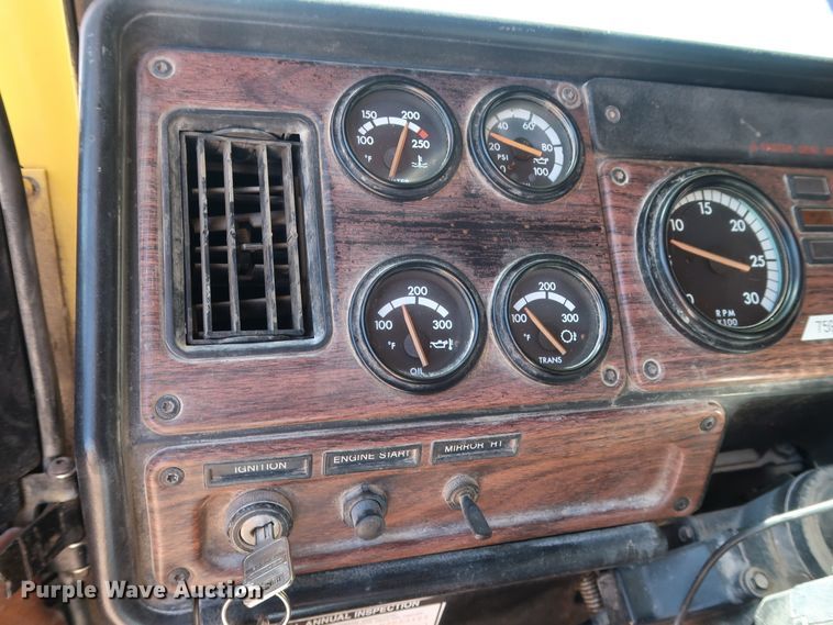 image for item DG7010 2002 Freightliner FLD semi truck