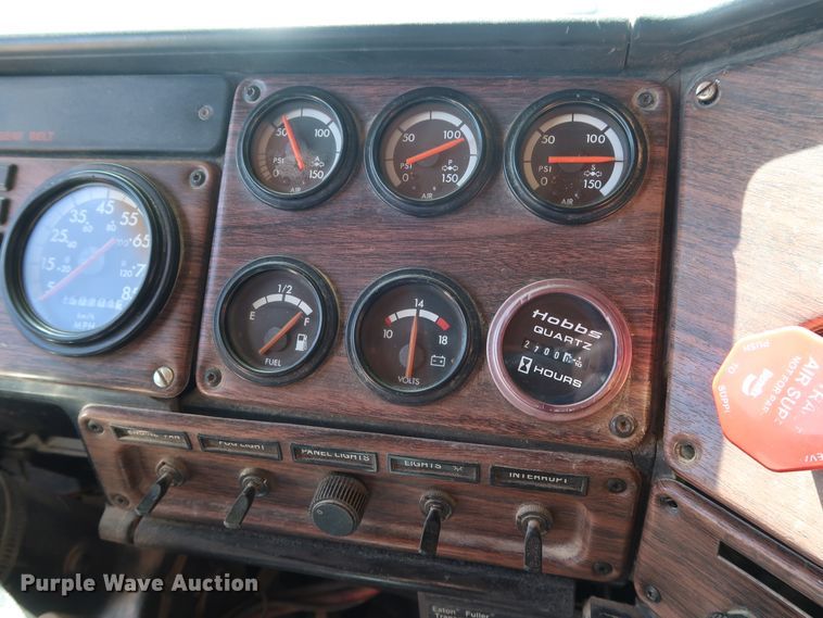 image for item DG7010 2002 Freightliner FLD semi truck