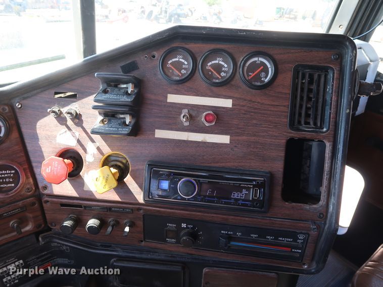 image for item DG7010 2002 Freightliner FLD semi truck