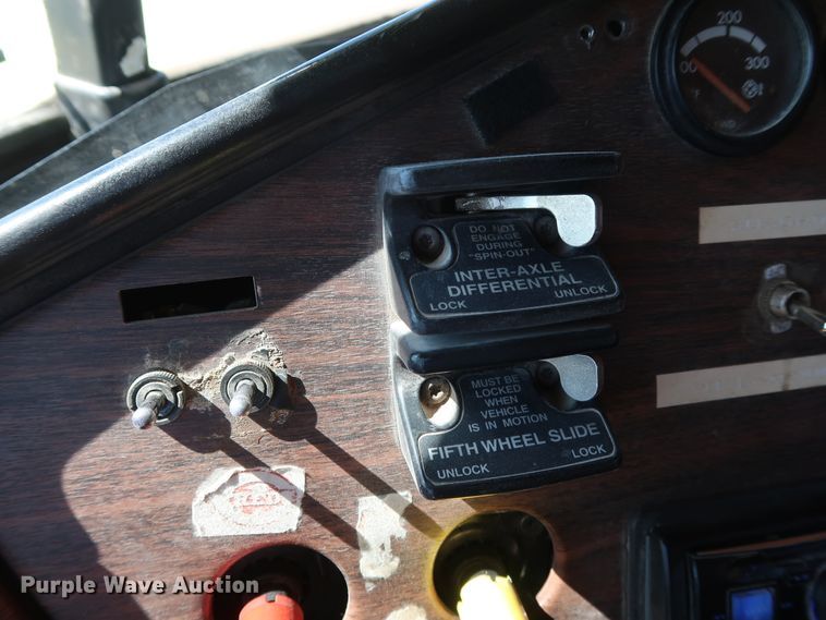 image for item DG7010 2002 Freightliner FLD semi truck