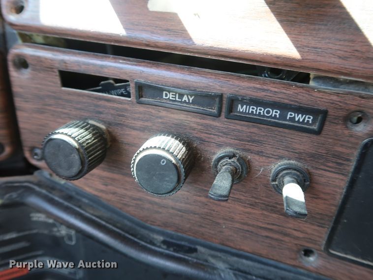 image for item DG7010 2002 Freightliner FLD semi truck