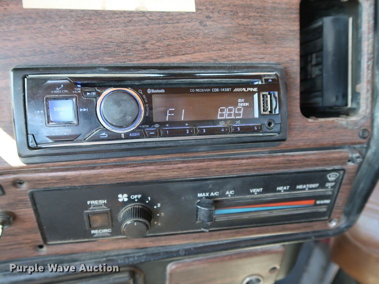 image for item DG7010 2002 Freightliner FLD semi truck