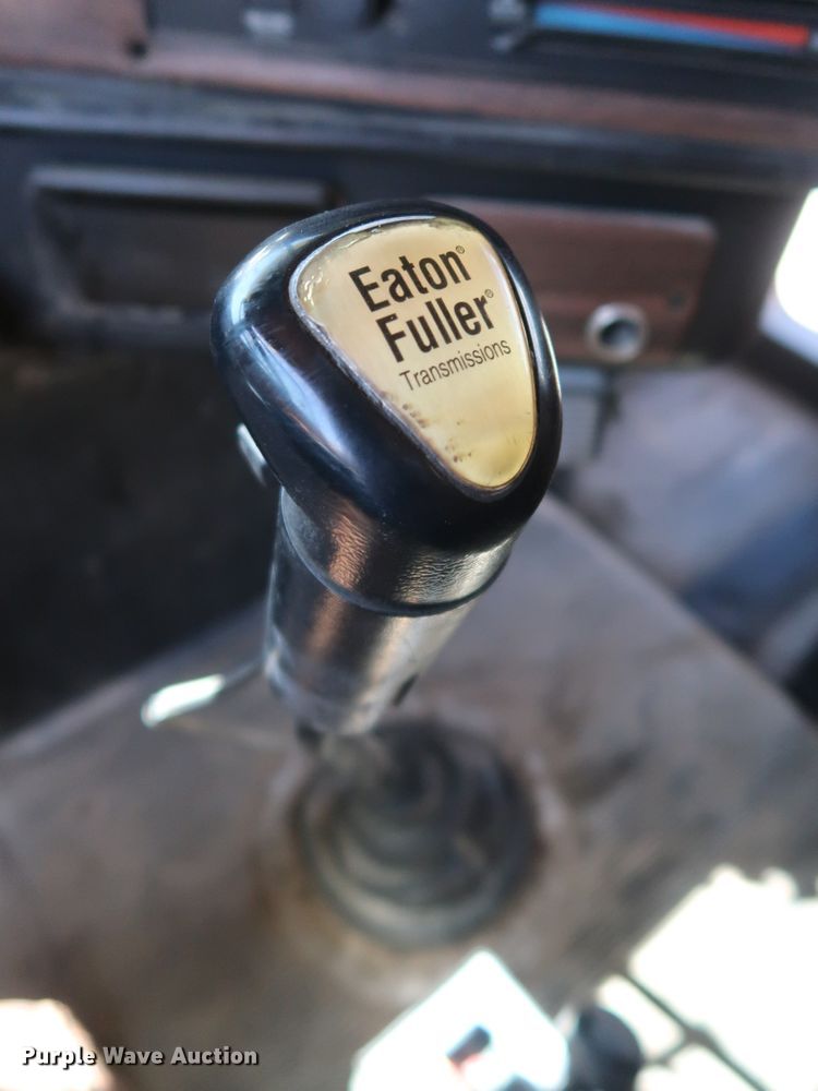 image for item DG7010 2002 Freightliner FLD semi truck