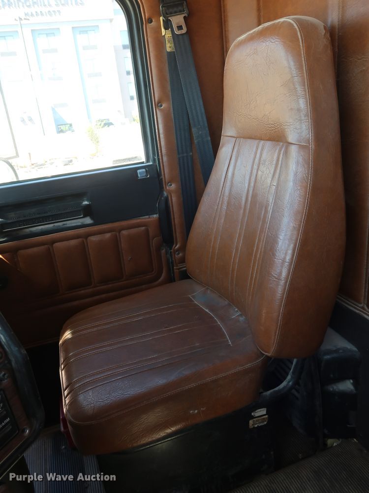 image for item DG7010 2002 Freightliner FLD semi truck