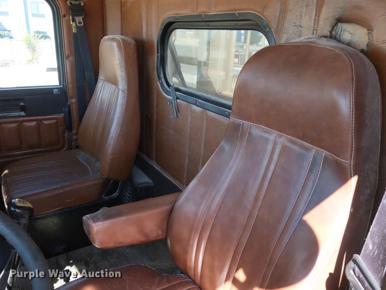 image for item DG7010 2002 Freightliner FLD semi truck