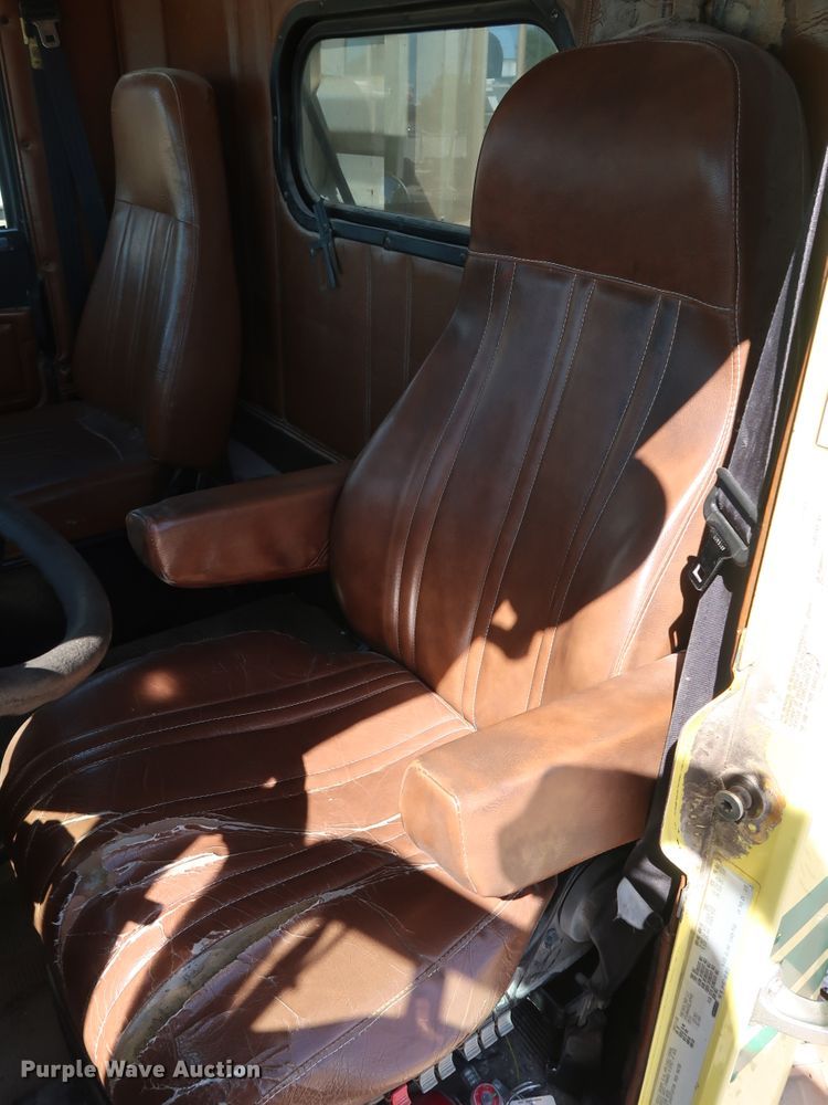 image for item DG7010 2002 Freightliner FLD semi truck