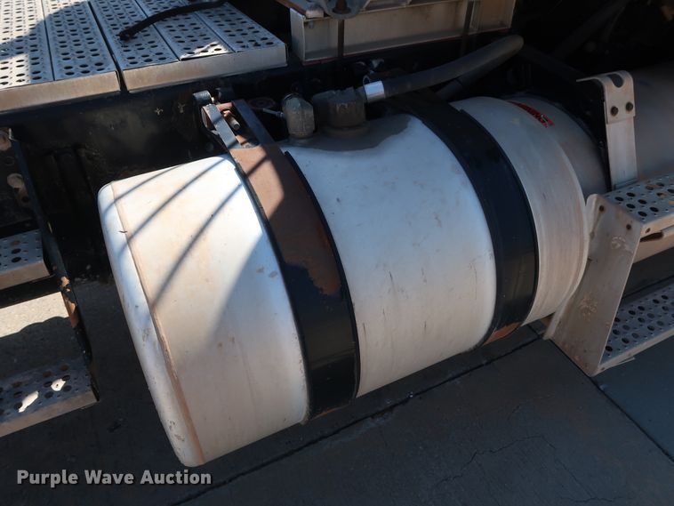 image for item DG7010 2002 Freightliner FLD semi truck