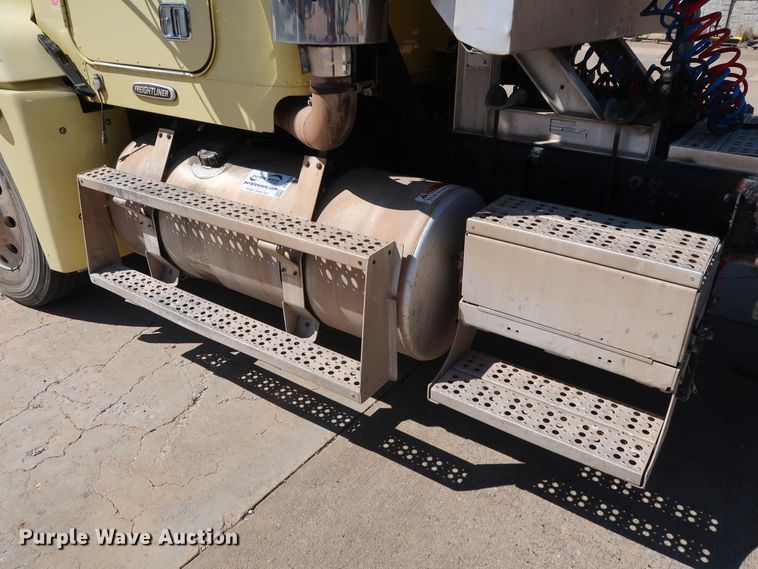 image for item DG7010 2002 Freightliner FLD semi truck