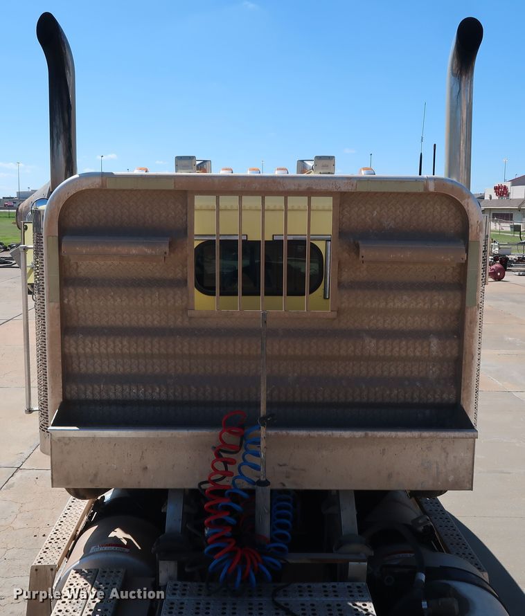 image for item DG7010 2002 Freightliner FLD semi truck